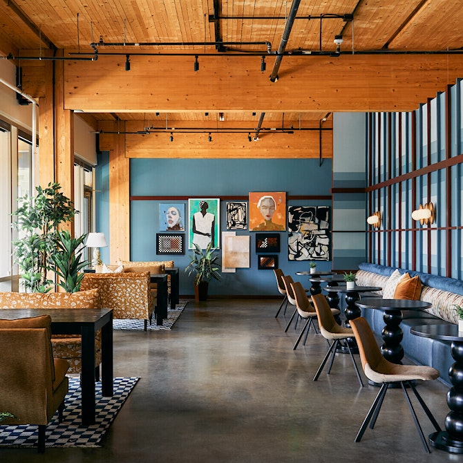 Interior of a coworking space: blue walls, wooden floors. A cozy ambiance with a touch of elegance.